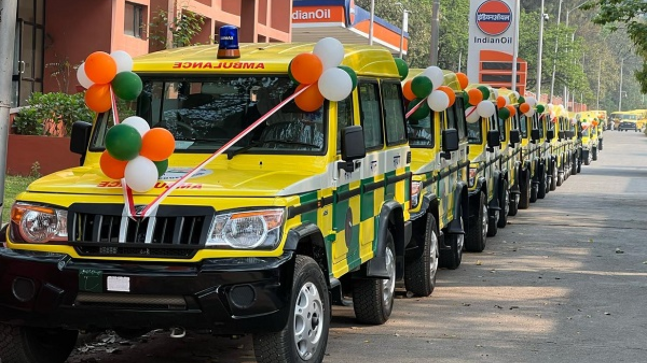 Usthadian Academy / India Donates Ambulances and School Buses to Nepal